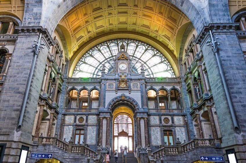 Explore Antwerp in 1 hour with a Local