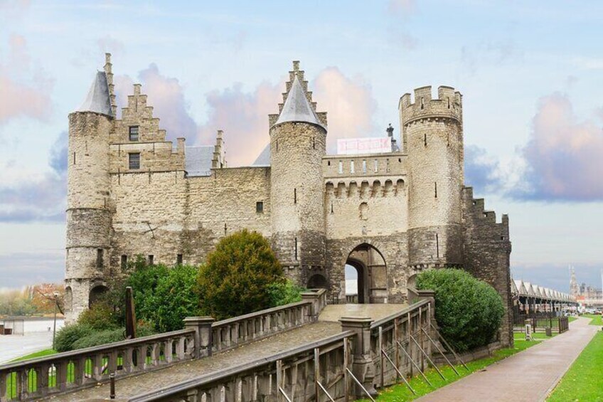 Explore Antwerp in 1 hour with a Local