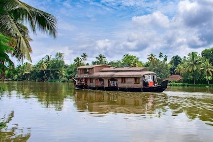 Backwaters Bliss: Cochin to Alleppey Escape