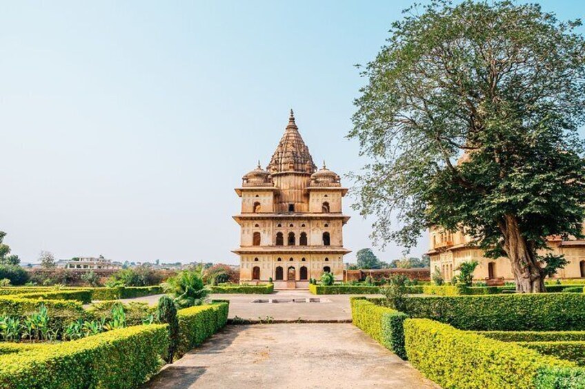 Touristic Highlights of Orchha & Jhansi (Guided Fullday Sightseeing Tour by Car)