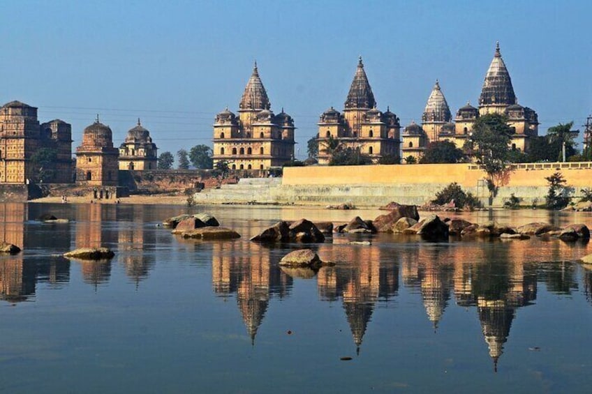 Touristic Highlights of Orchha & Jhansi (Guided Fullday Sightseeing Tour by Car)