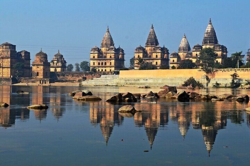 Touristic Highlights of Orchha & Jhansi (Guided Fullday Sightseeing Tour by Car)