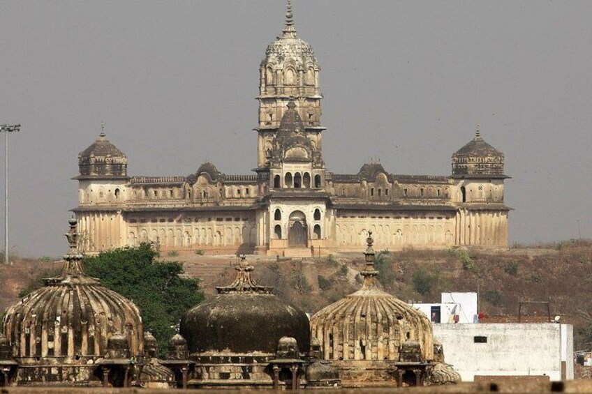 Touristic Highlights of Orchha & Jhansi (Guided Fullday Sightseeing Tour by Car)