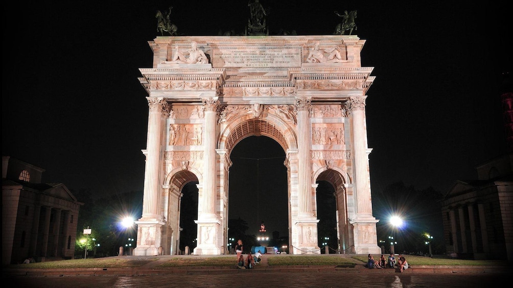 driving by the history arch in Italy