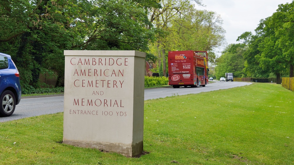 Hop-On Hop-Off bus at the American Cemetery in Cambridge