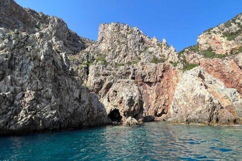 HIDDEN POINTS TO DISCOVER BY BOAT
