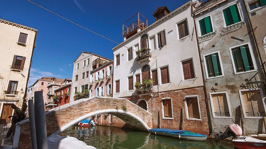 Deep into Venice Walking & Gondola Tour