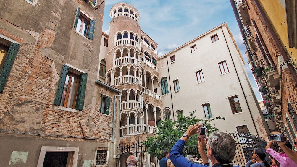 Deep into Venice Walking & Gondola Tour