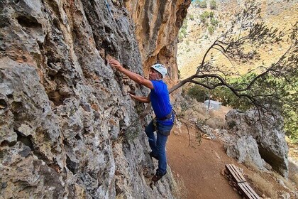 Arrampicata su roccia con una guida nella gola di Chania Therisos
