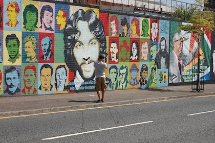 Belfast Black Taxi Tour of Murals and Peace Walls 2 hours