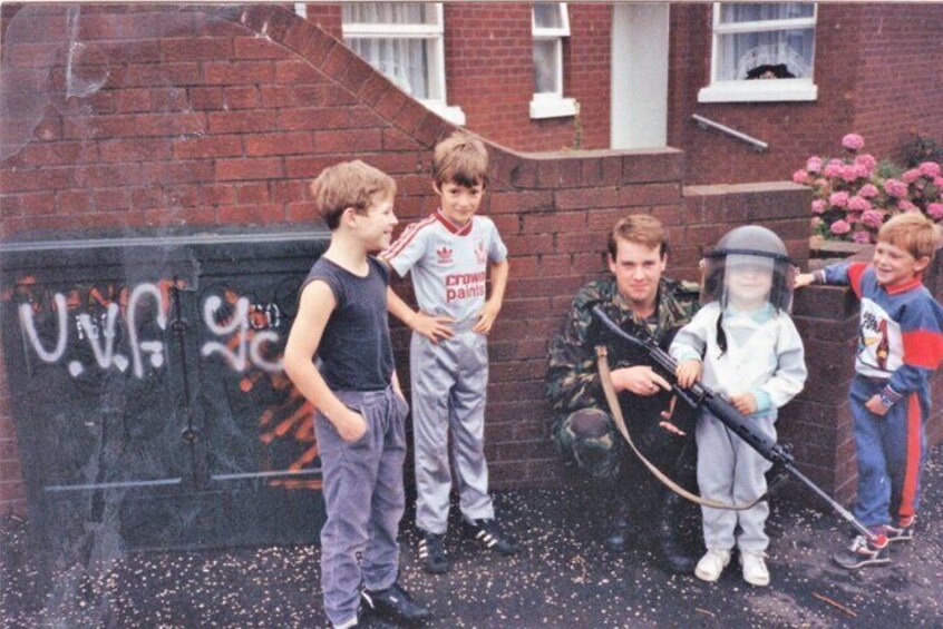 Belfast Black Taxi Tour of Murals and Peace Walls 2 hours