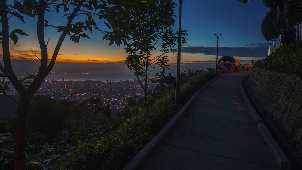 Private Penang Hill by Night Tour with Dinner