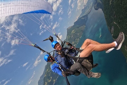 卢塞恩地区的滑翔伞串联飞行