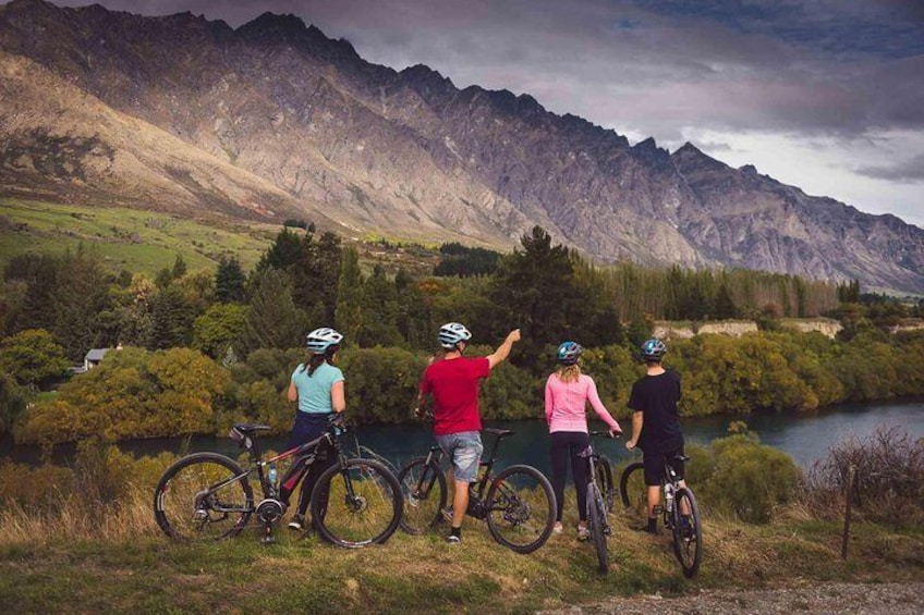Biking along the beautiful Kawarau River