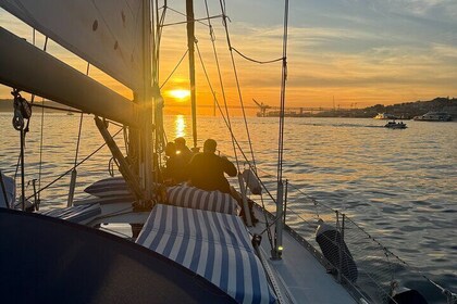 Sunset zeilboot tour in Lissabon met groene wijn