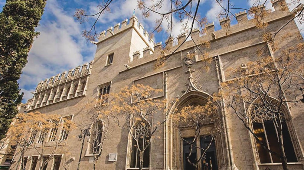Ver elemento 4 de 9. Exterior view of historical building in Valencia.