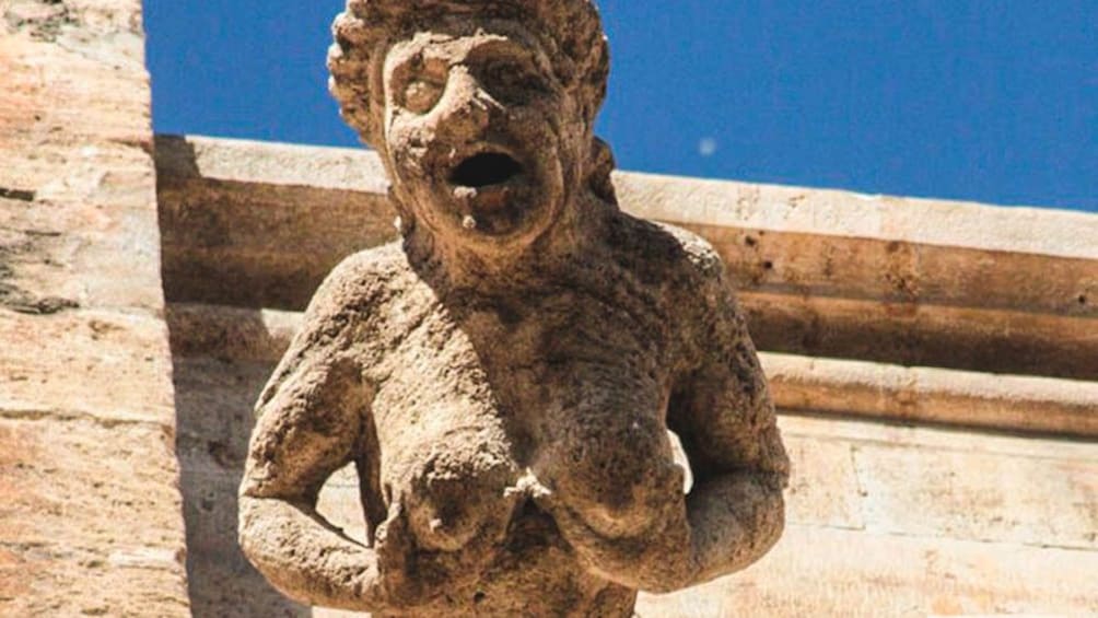 Ver elemento 1 de 9. Close up of ancient sculpture on building.