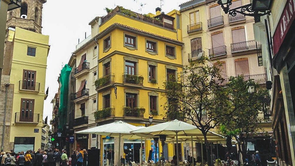 Foto 4 von 9 laden Angled exterior shot of old yellow building.