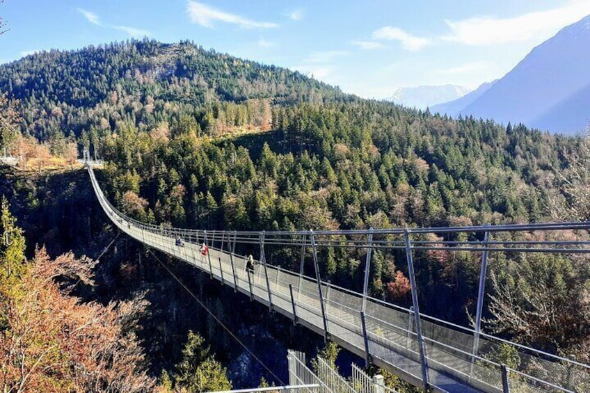 EXCLUSiVE NEUSCHWANSTEIN Tour and XXL-pedestrian SUSPENSiON BRiDGE from Munich