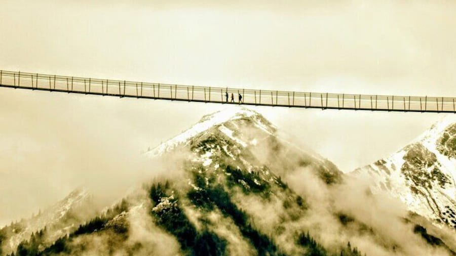 EXCLUSiVE NEUSCHWANSTEiN and XXL-Pedestrian SUSPENSiON BRiDGE Tour INCL. TiCKETS