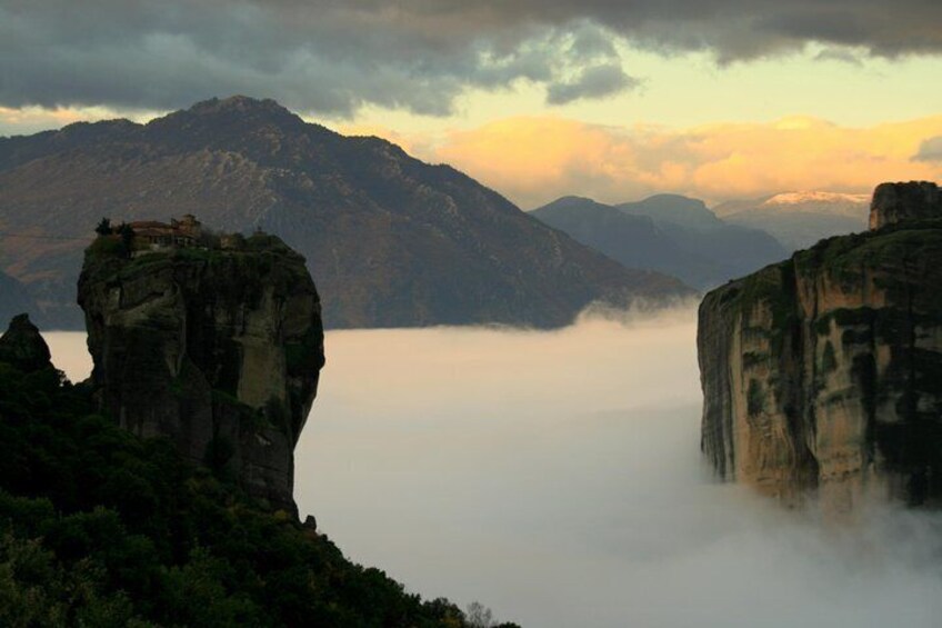 Meteora Half Day Tour (Pick you up from train station)