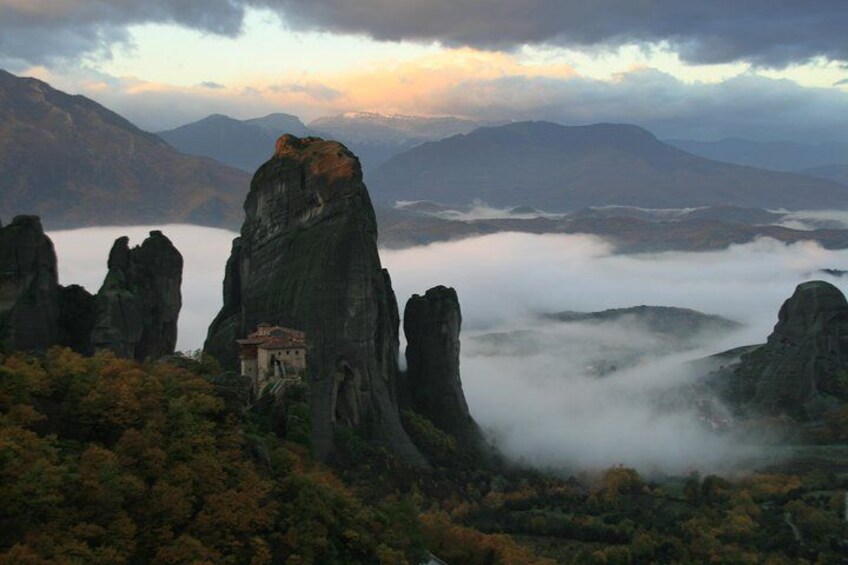 Meteora Half Day Tour (Pick you up from train station)