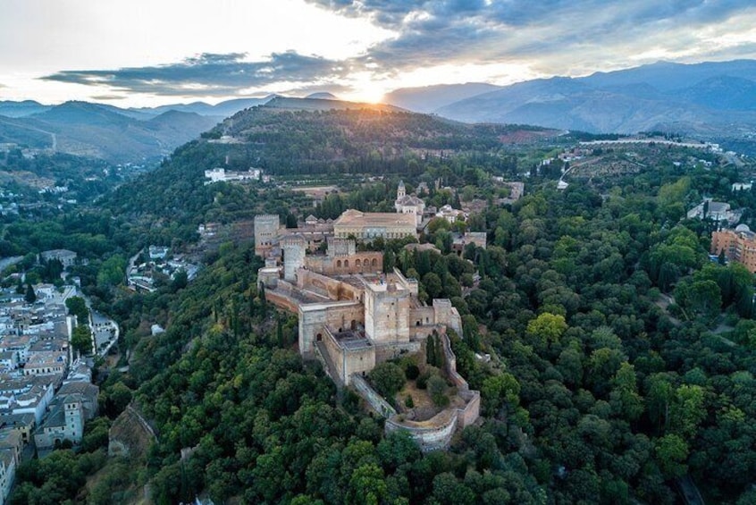 Alhambra & Generalife Skip the line Small Group including Nasrid Palaces