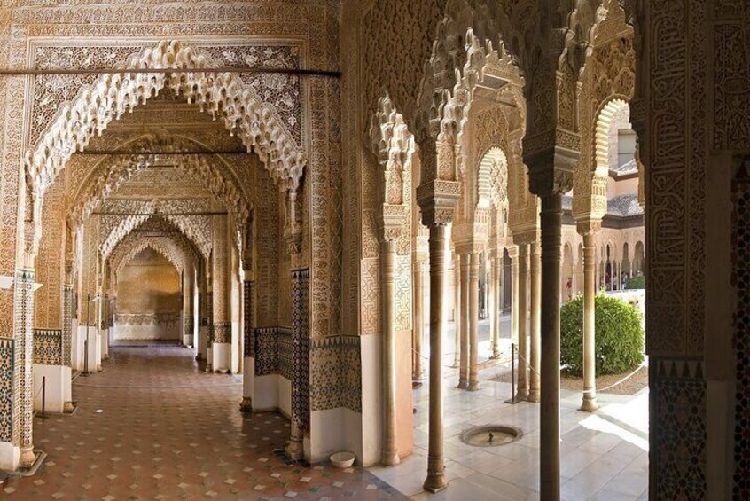Alhambra Skip-the-line Private Tour including Nasrid Palaces
