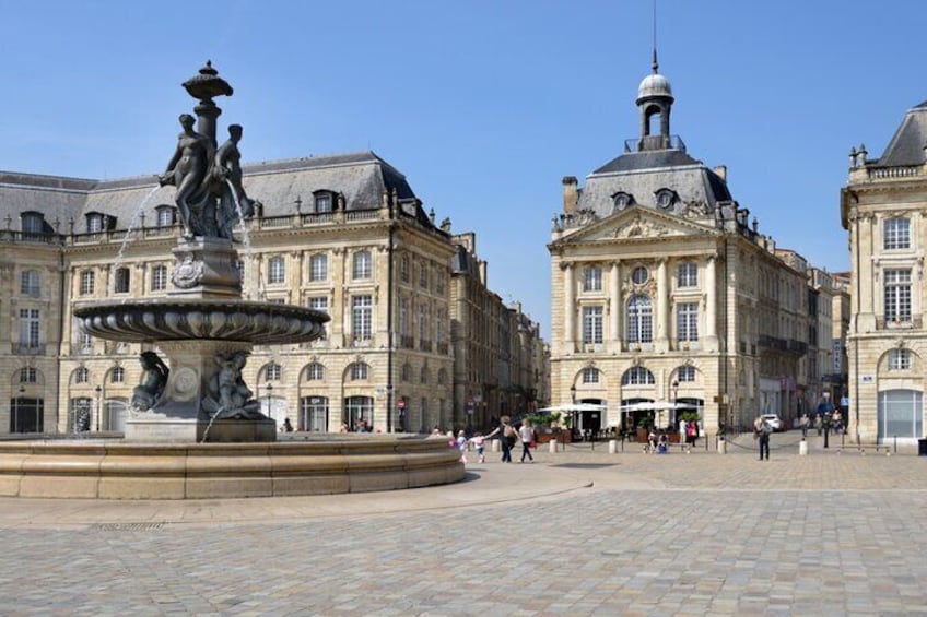 Bordeaux Private Tour: Old Town Exploration Game