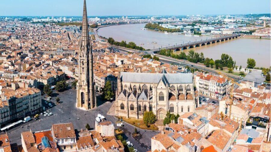 Bordeaux Private Tour: Old Town Exploration Game