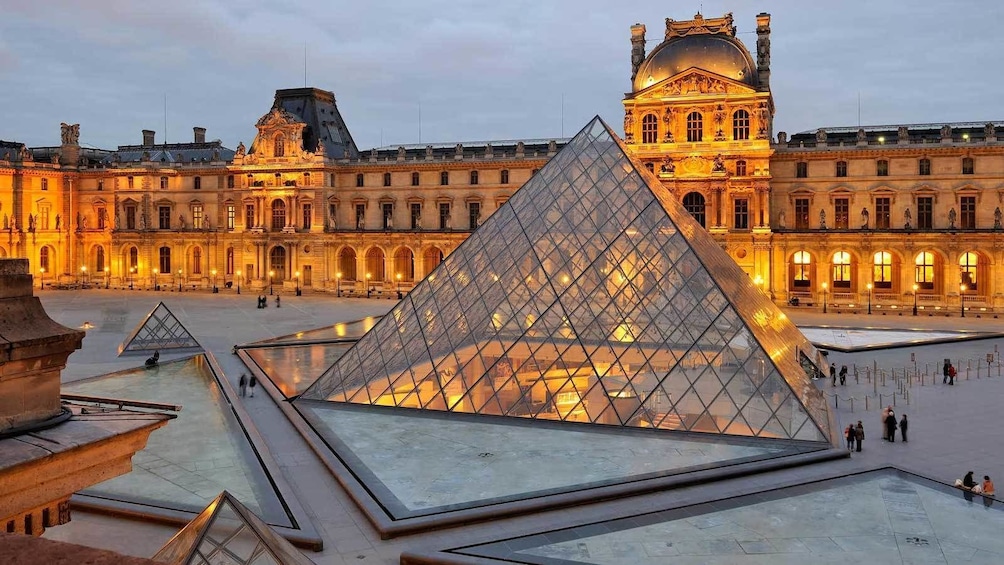 Cargar ítem 4 de 9. glass pyramid at the Louvre during the evening in Paris