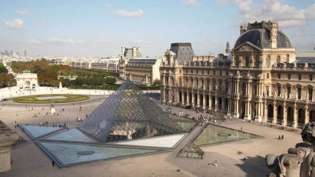 Indlæs billede 4 af 9. crowd scattered around the glass pyramid of the Louvre in Paris