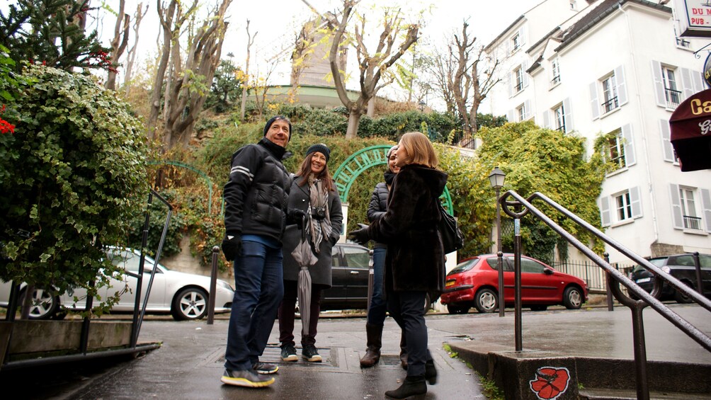 Apri foto 4 di 4. Couple with tour guide in Montmartre