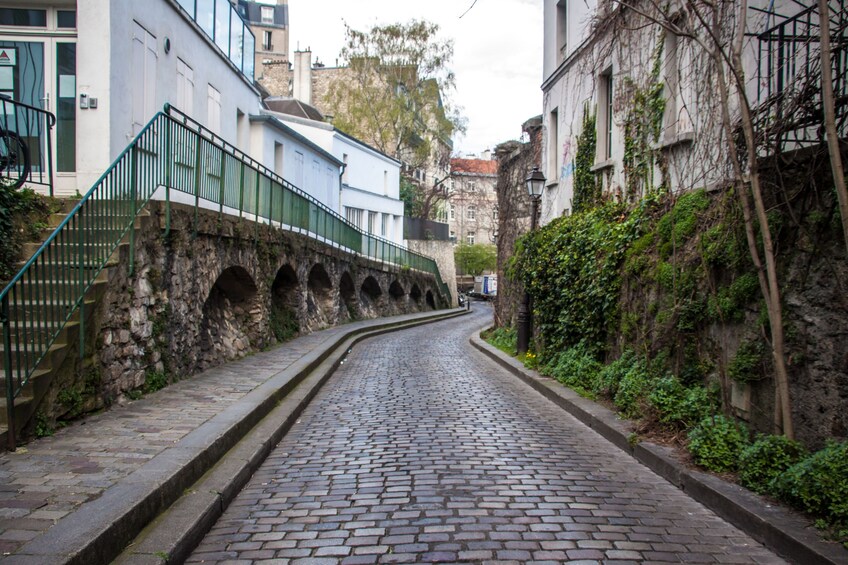 Apri foto 3 di 4. French Romance Walking Tour of Montmartre