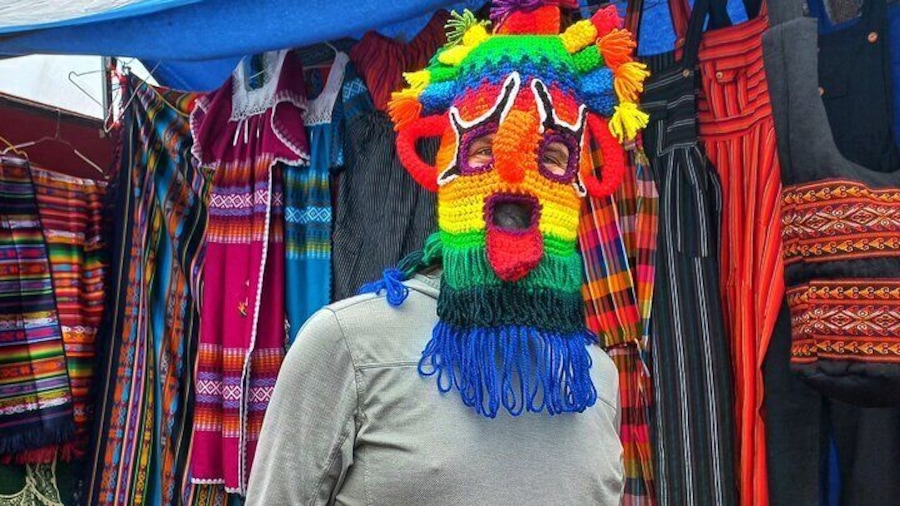 Plaza de los Ponchos (Ponchos square).
Aya Huma Mask