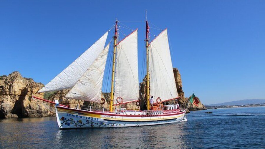 Half-Day Sailing Tour in Baia de Lagos with Lunch