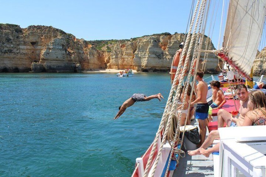 Half-Day Sailing Tour in Baia de Lagos with Lunch