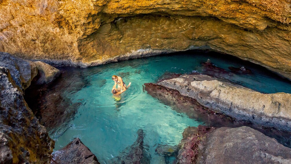Foto 5 von 9 laden Couple swimming in Aruba