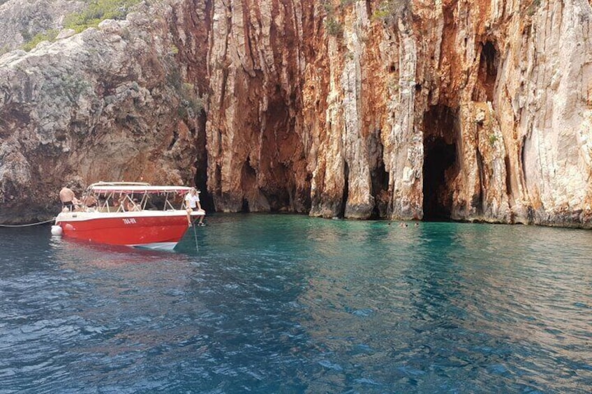 Private Red Rocks and Pakleni Islands beach hopping speedboat tour
