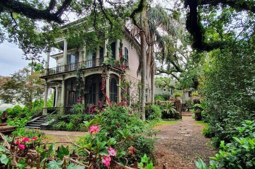 New Orleans Garden District & Cemetery Bike Tour