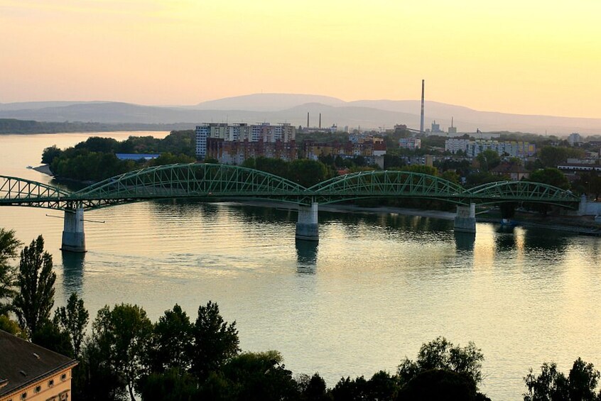 Foto 2 von 9 laden Budapest to Bratislava Wine Transfer Tour