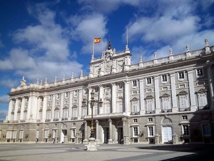 Foto 2 von 6 laden Madrid Highlights & Skip-the-Line Royal Palace guided Tour