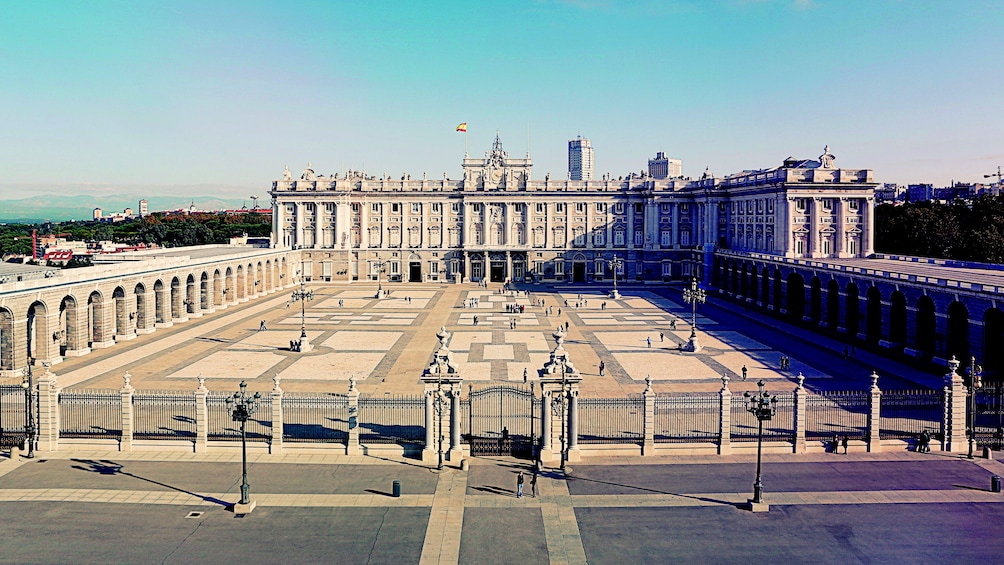 Foto 4 von 6 laden The Royal Palace of Madrid