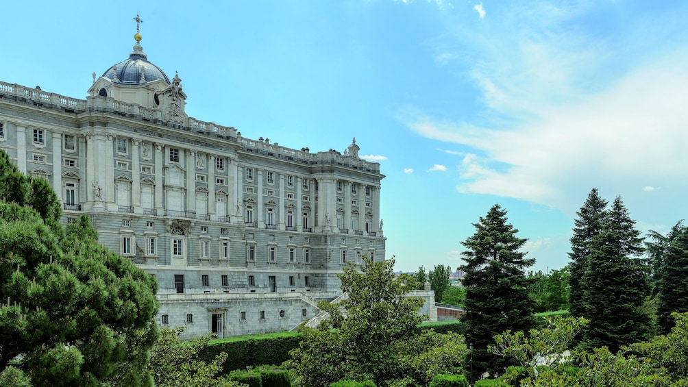 Foto 5 von 6 laden Royal Palace of Madrid surrounded by trees