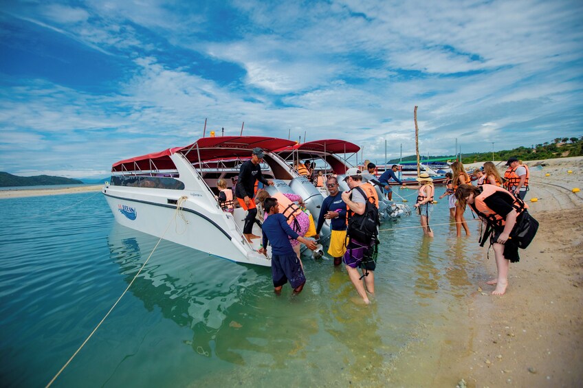 Koh Samui: Pig Island Day Tour by Speedboat