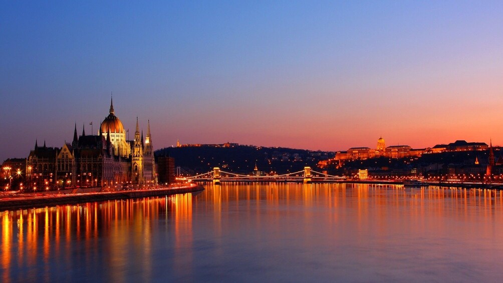 Cocktail & Beer Boat Cruise on the Danube