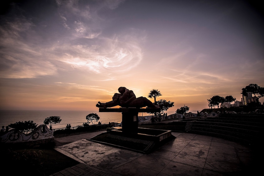 Night tour by Miraflores and Pisco Sour demonstration in Barranco