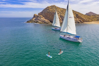 Noleggio di una barca a vela privata con pranzo, open bar e snorkeling