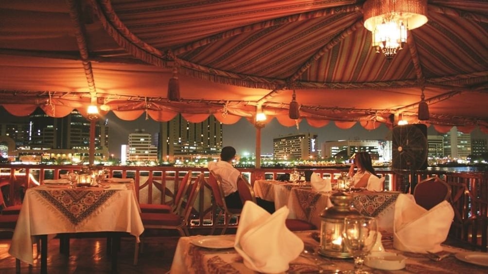 Foto 4 von 8 laden Dhow Cruise at Dubai Creek with Dinner with Gray Line
