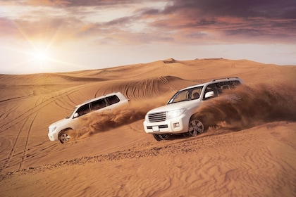 Safari dans le désert en 4x4 avec dîner barbecue au départ de Dubaï avec Gr...